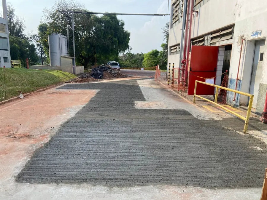 Armação em malha dupla de piso industrial em concreto, antes da concretagem